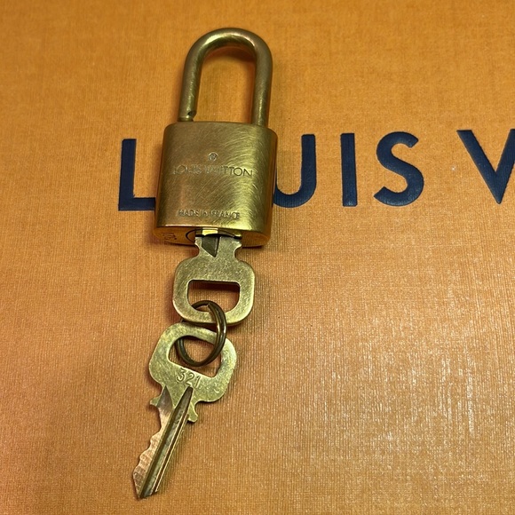 🔆AUTHENTIC🔆 LV lock with 2 keys - Picture 2 of 2